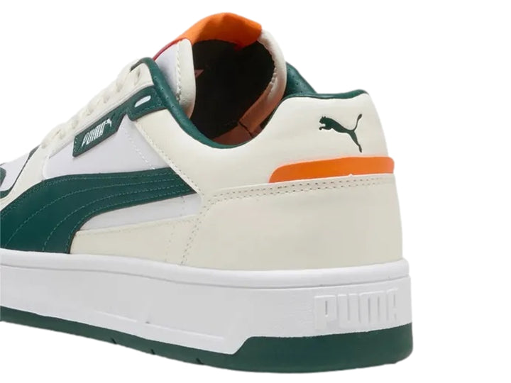 Tenis PUMA blancos con franja verde oscuro y detalles naranjas, estilo Court Classic Street.