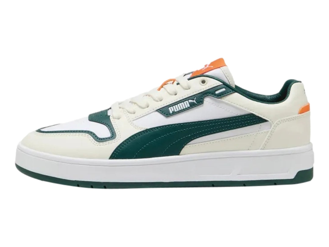Tenis PUMA blancos con franja verde oscuro y detalles naranjas, estilo Court Classic Street.
