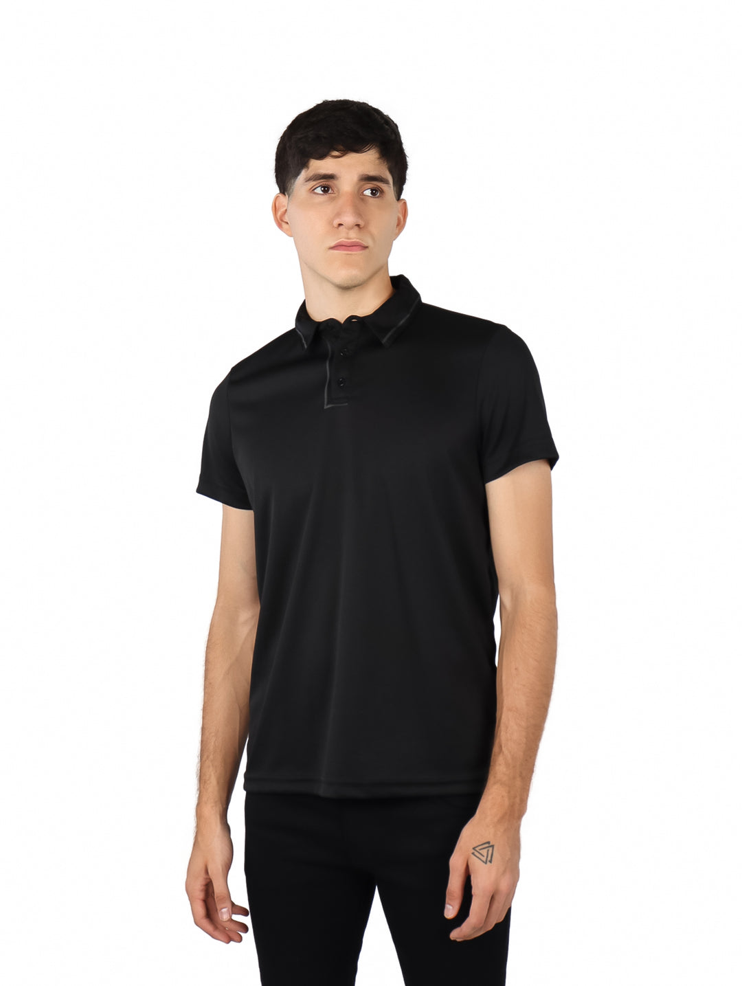 Hombre vistiendo una playera polo de color negro y pantalones negros sobre fondo blanco.