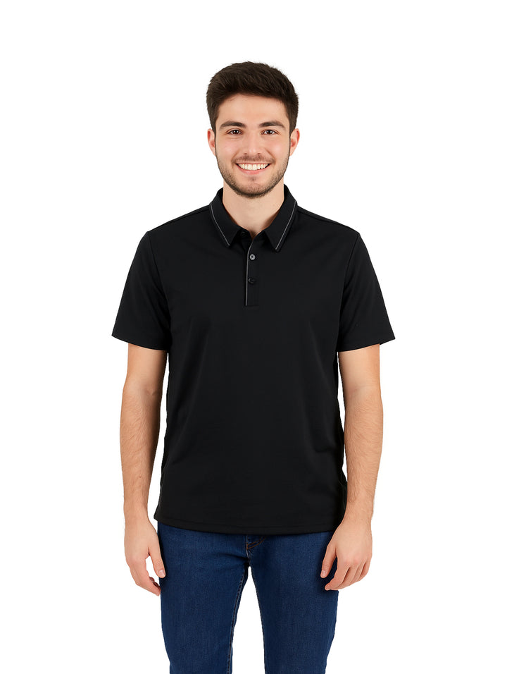 Hombre vistiendo una playera polo de color negro con cuello y manga corta.