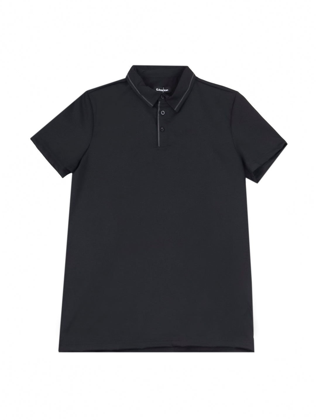 Hombre vistiendo una playera polo de color negro con cuello y manga corta.