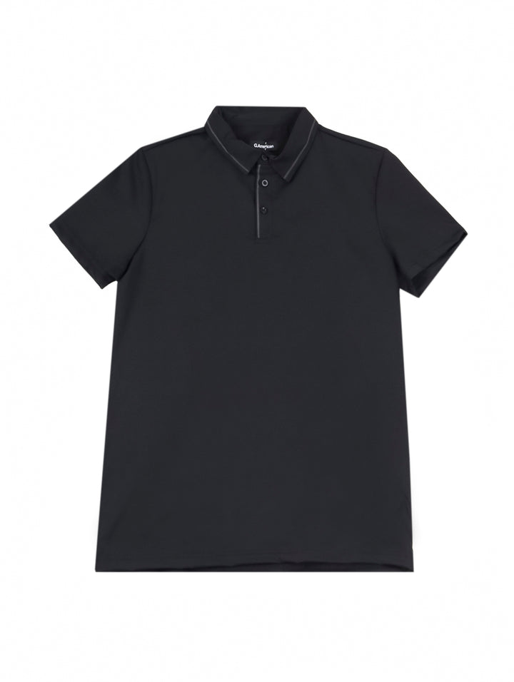Hombre vistiendo una playera polo de color negro con cuello y manga corta.