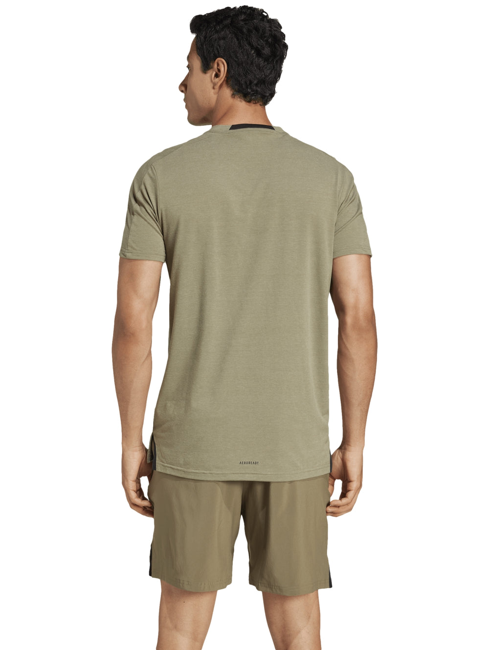 Hombre vistiendo camiseta deportiva de manga corta color verde oliva con logo de Adidas en el pecho.