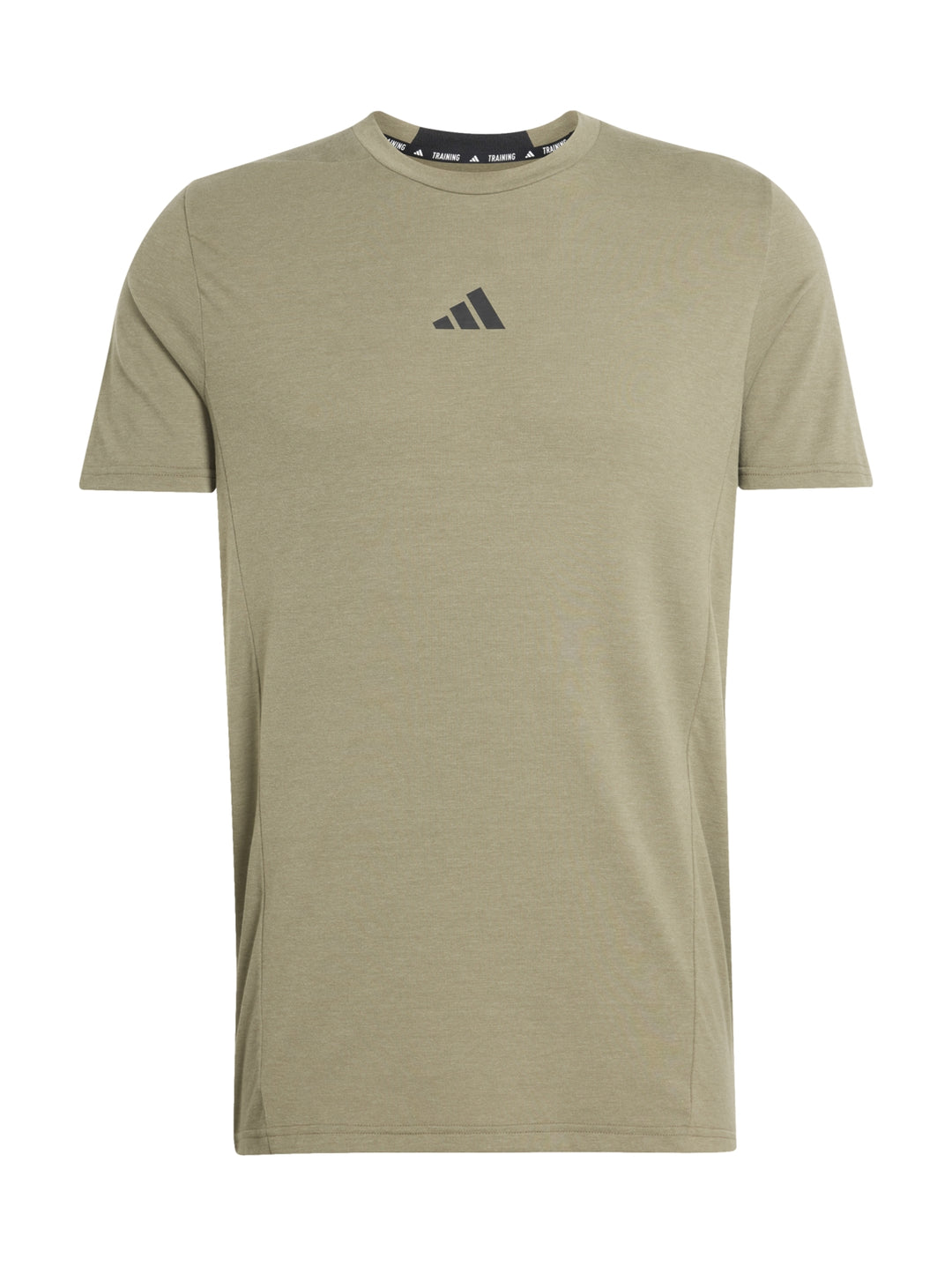 Hombre vistiendo camiseta deportiva de manga corta color verde oliva con logo de Adidas en el pecho.