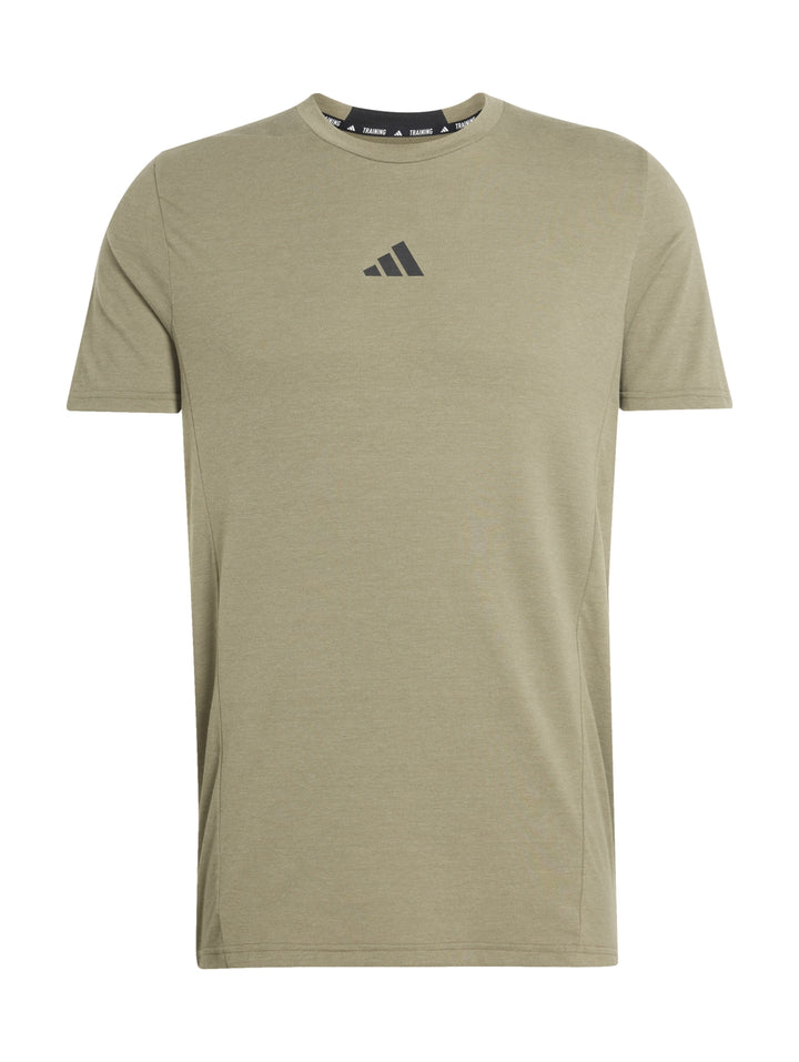 Hombre vistiendo camiseta deportiva de manga corta color verde oliva con logo de Adidas en el pecho.