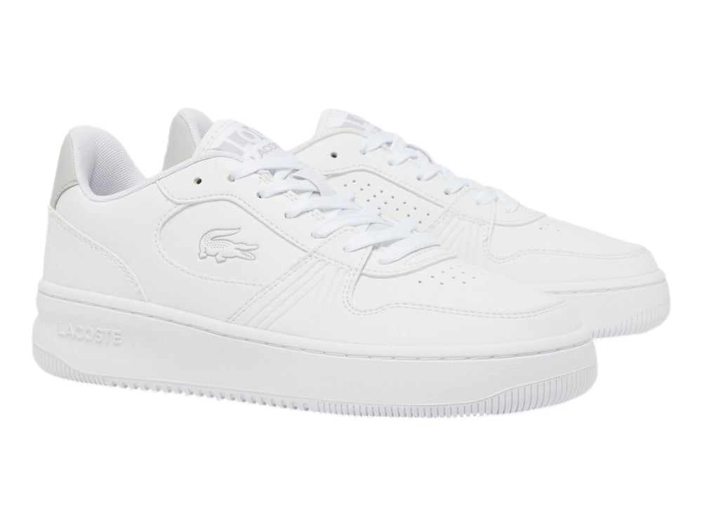 Tenis Lacoste blancos de corte bajo con detalle gris en el talón y suela blanca.