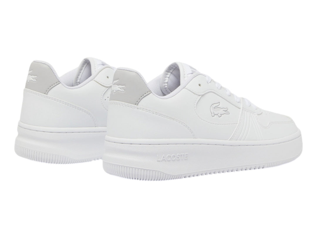 Tenis Lacoste blancos de corte bajo con detalle gris en el talón y suela blanca.