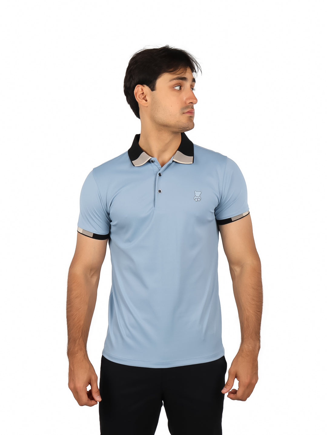 Hombre vistiendo polo PAVINI color azul con cuello y detalles en negro.