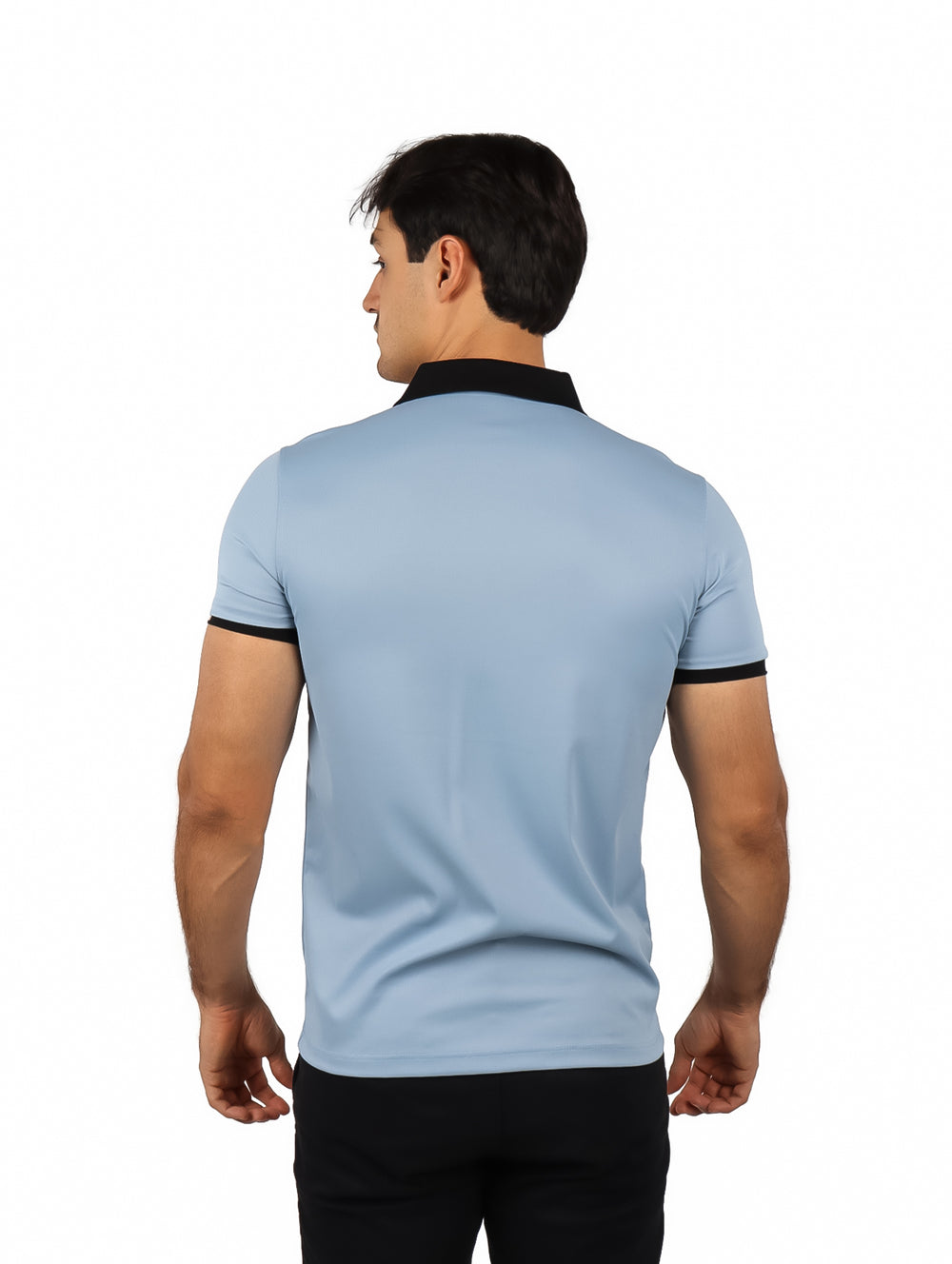 Hombre vistiendo polo PAVINI color azul con cuello y detalles en negro.