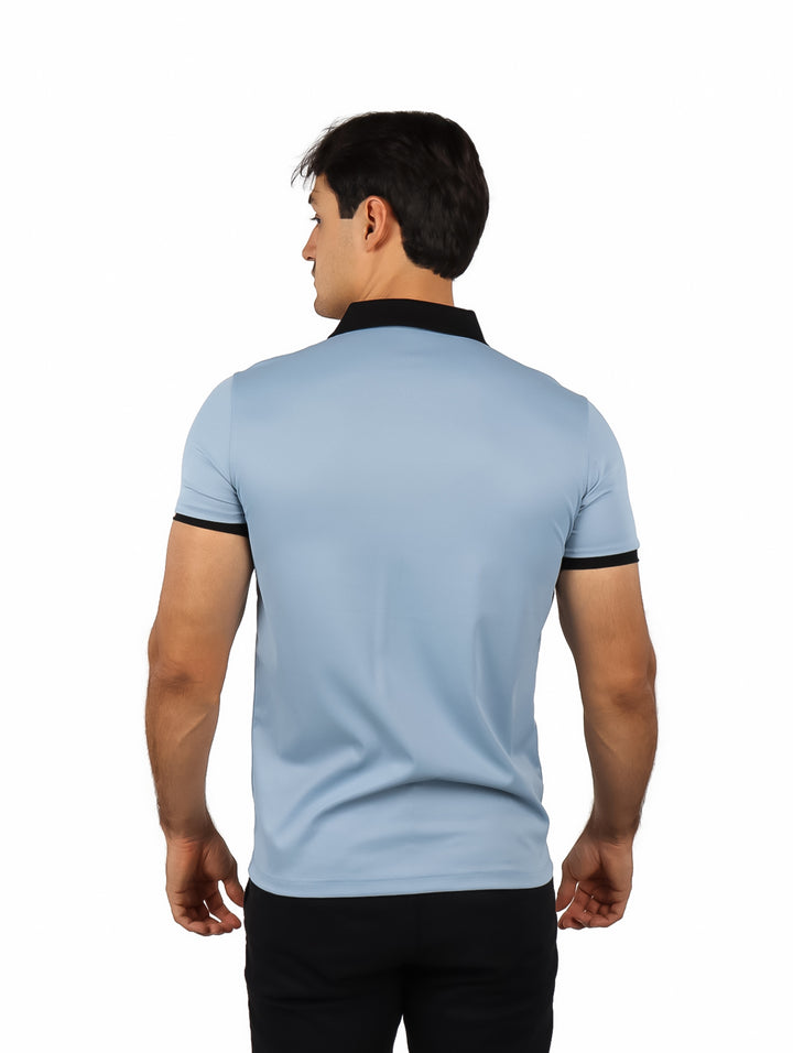 Hombre vistiendo polo PAVINI color azul con cuello y detalles en negro.