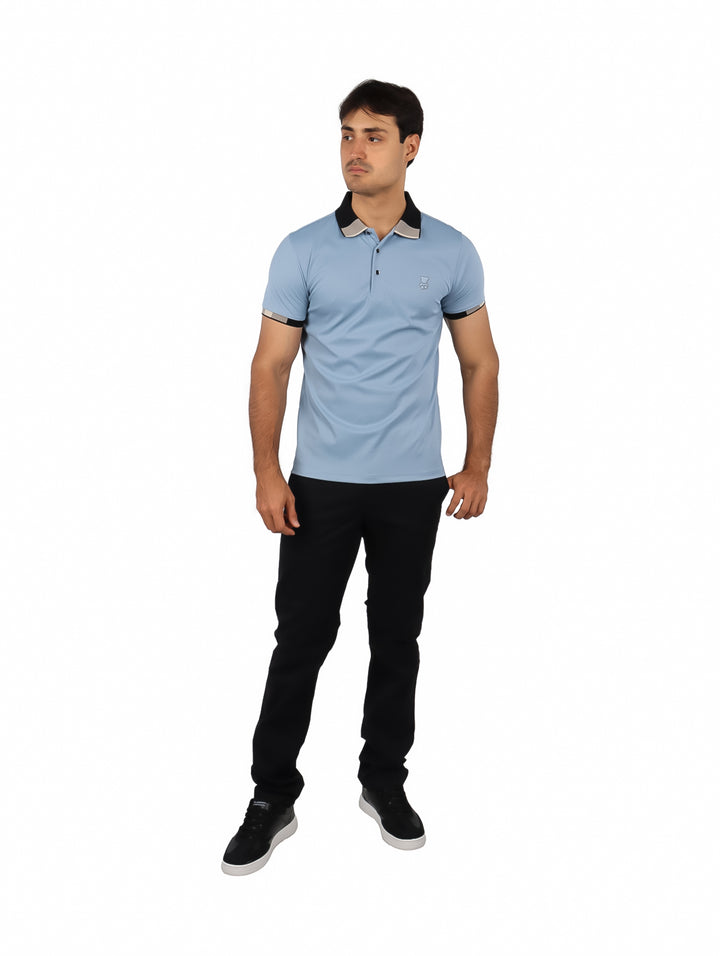 Hombre vistiendo polo PAVINI color azul con cuello y detalles en negro.