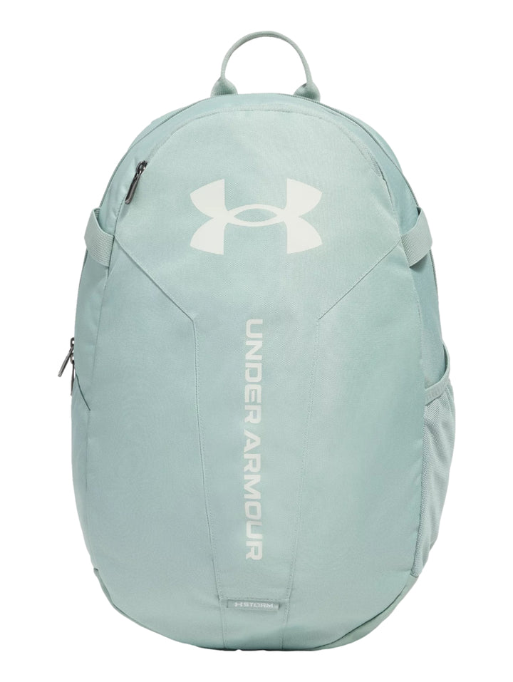 Mochila deportiva Under Armour de color verde menta con logotipo blanco en el frente.