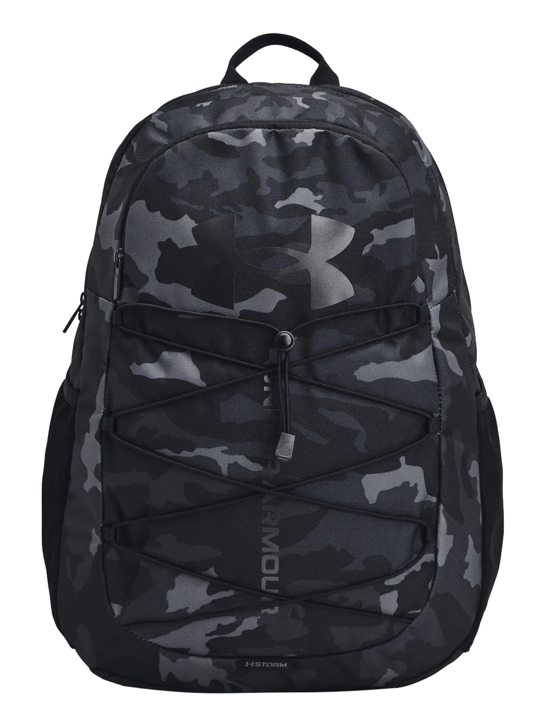 Mochila deportiva Under Armour con estampado de camuflaje en tonos negro y gris.
