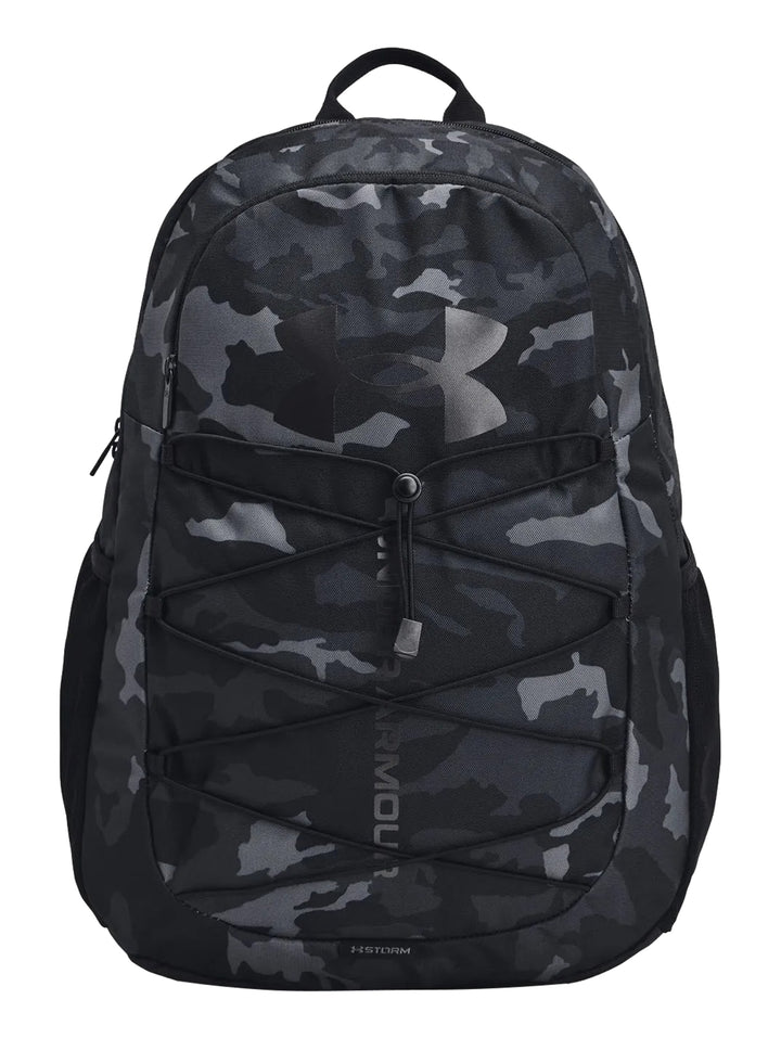 Mochila deportiva Under Armour con estampado de camuflaje en tonos negro y gris.