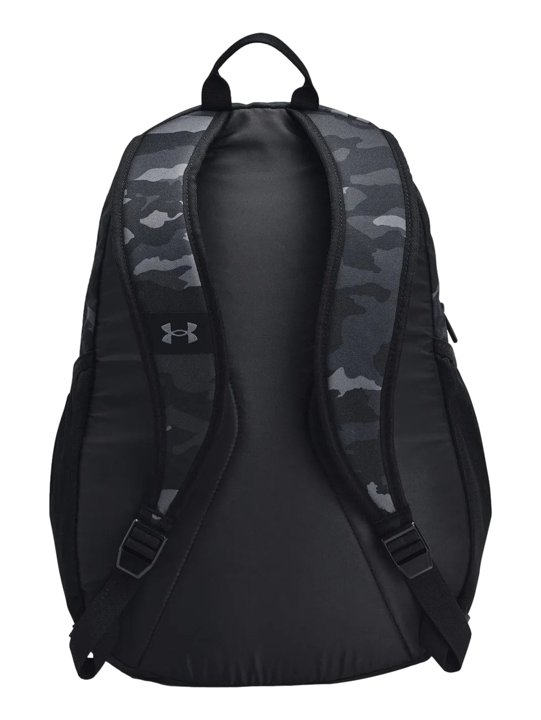Mochila deportiva Under Armour con estampado de camuflaje en tonos negro y gris.