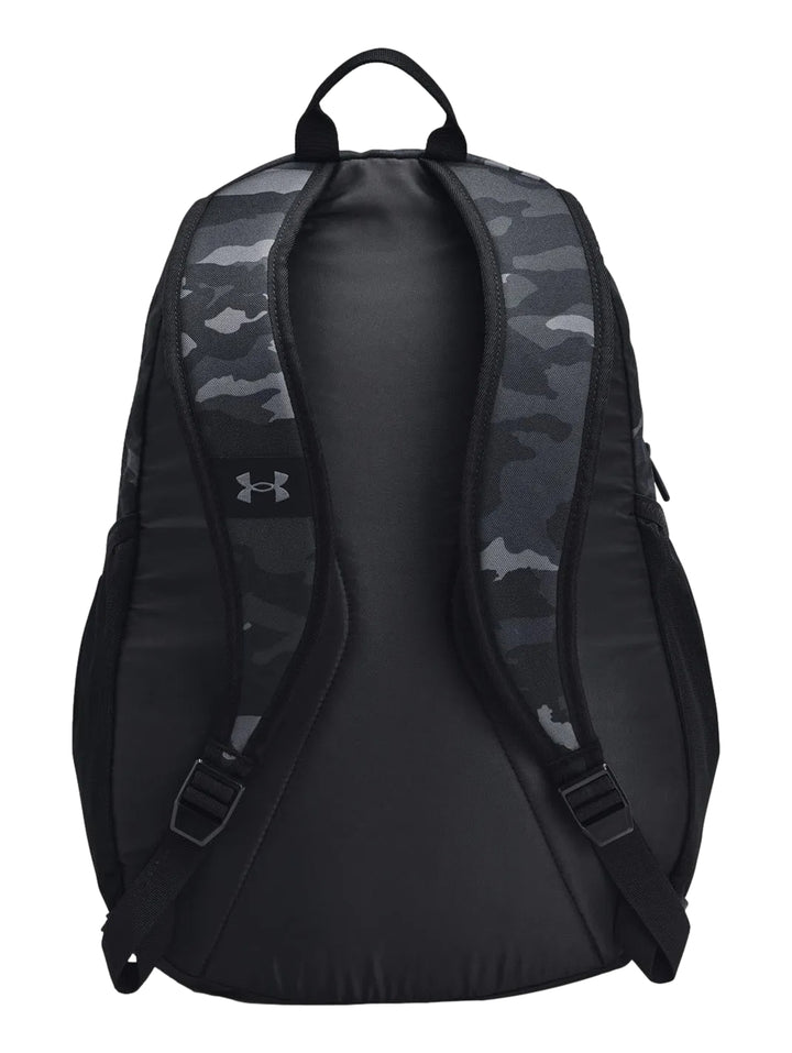 Mochila deportiva Under Armour con estampado de camuflaje en tonos negro y gris.