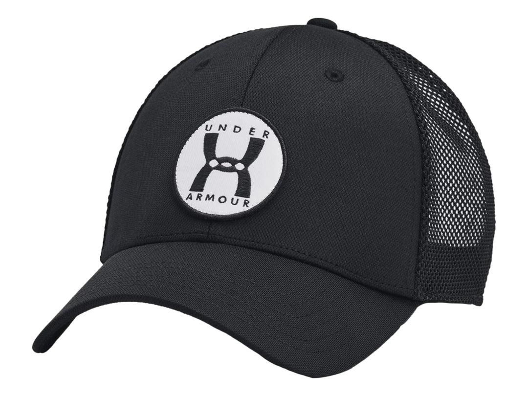 Gorra Under Armour modelo Blitzing Trucker en color negro con logo blanco frontal y parte posterior de malla.