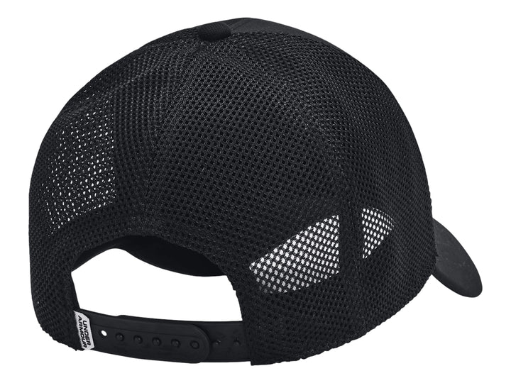 Gorra Under Armour modelo Blitzing Trucker en color negro con logo blanco frontal y parte posterior de malla.