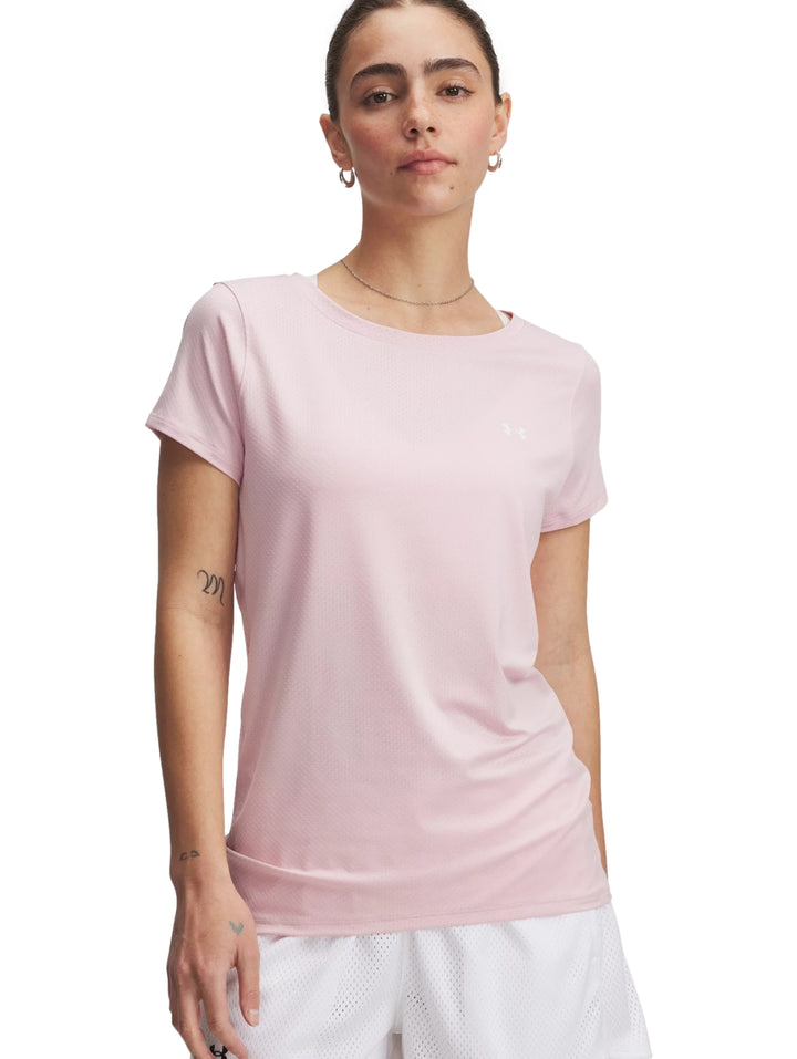 Mujer vistiendo playera deportiva Under Armour de color rosa claro y manga corta.