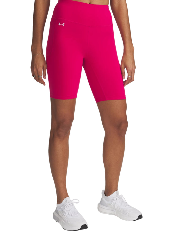 Mujer vistiendo biker shorts deportivos de color morado intenso de la marca Under Armour.