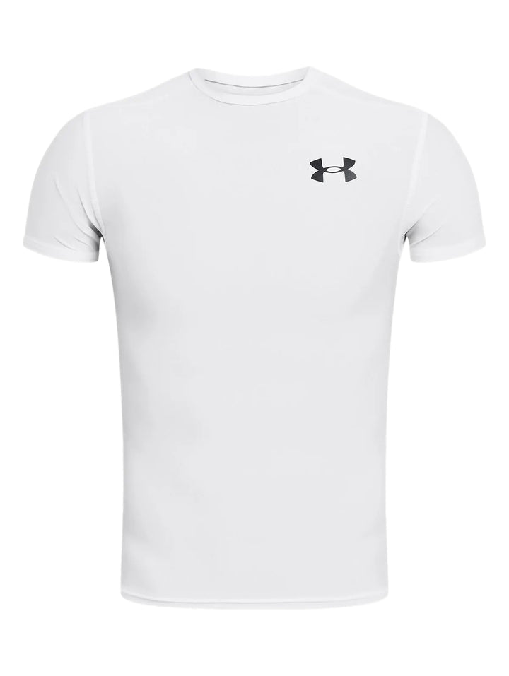 Hombre vistiendo camiseta de compresión blanca de manga corta marca Under Armour.