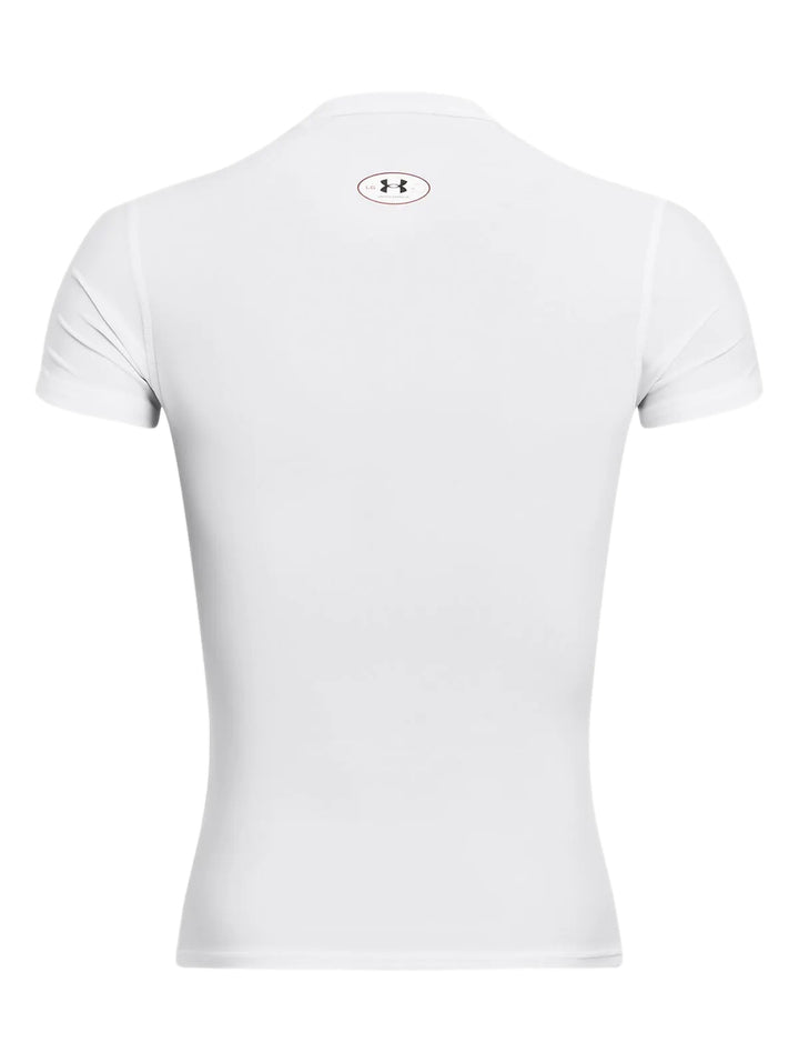 Hombre vistiendo camiseta de compresión blanca de manga corta marca Under Armour.