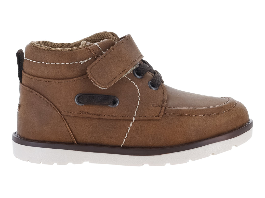 Zapato casual para niño en color cognac con suela blanca y detalles en negro.