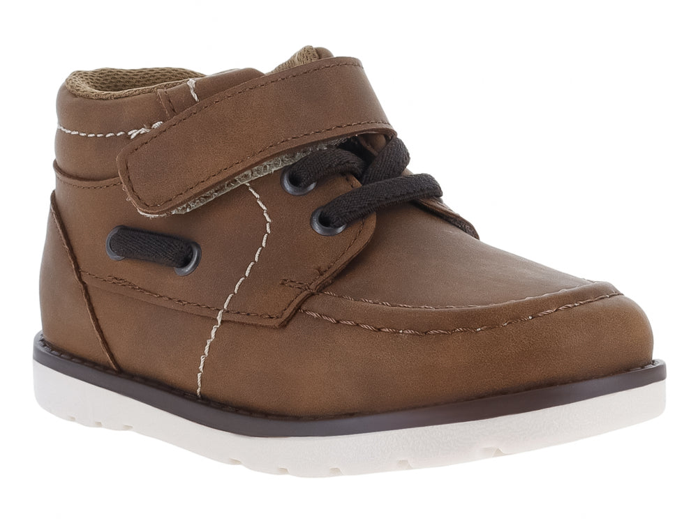 Zapato casual para niño en color cognac con suela blanca y detalles en negro.