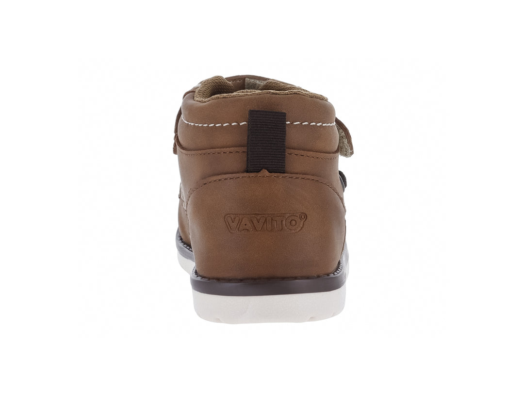Zapato casual para niño en color cognac con suela blanca y detalles en negro.