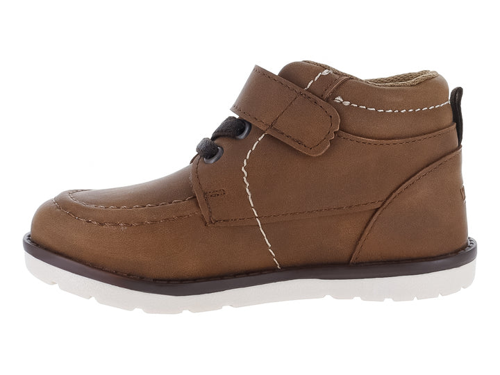 Zapato casual para niño en color cognac con suela blanca y detalles en negro.