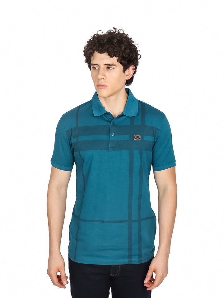 Hombre vistiendo playera polo color teal con detalles de rayas en tono oscuro.