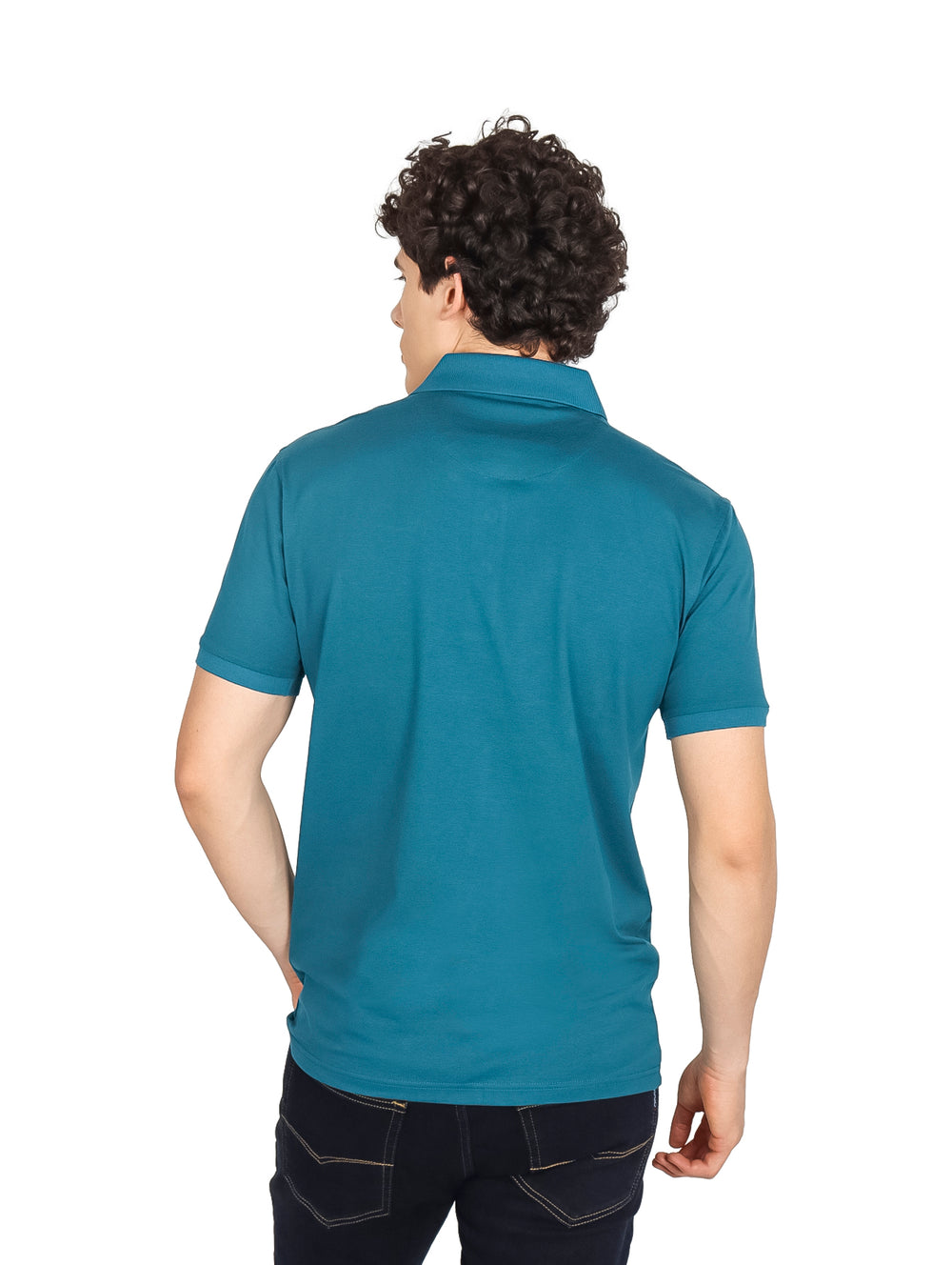 Hombre vistiendo playera polo color teal con detalles de rayas en tono oscuro.