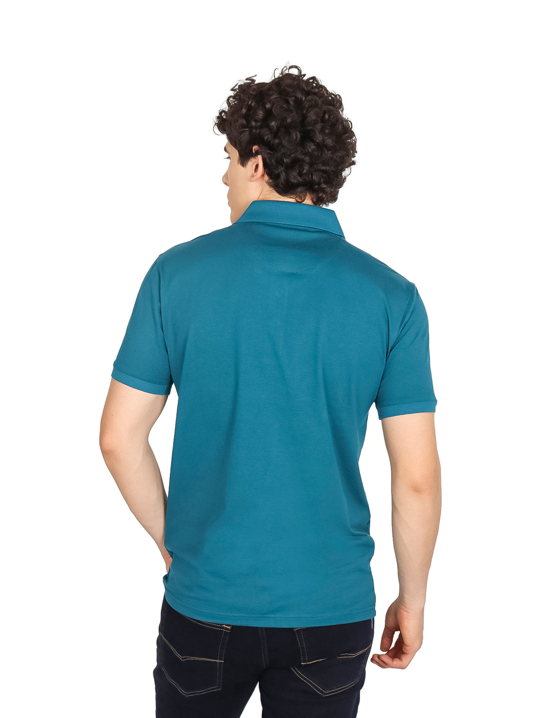 Hombre vistiendo playera polo color teal con detalles de rayas en tono oscuro.