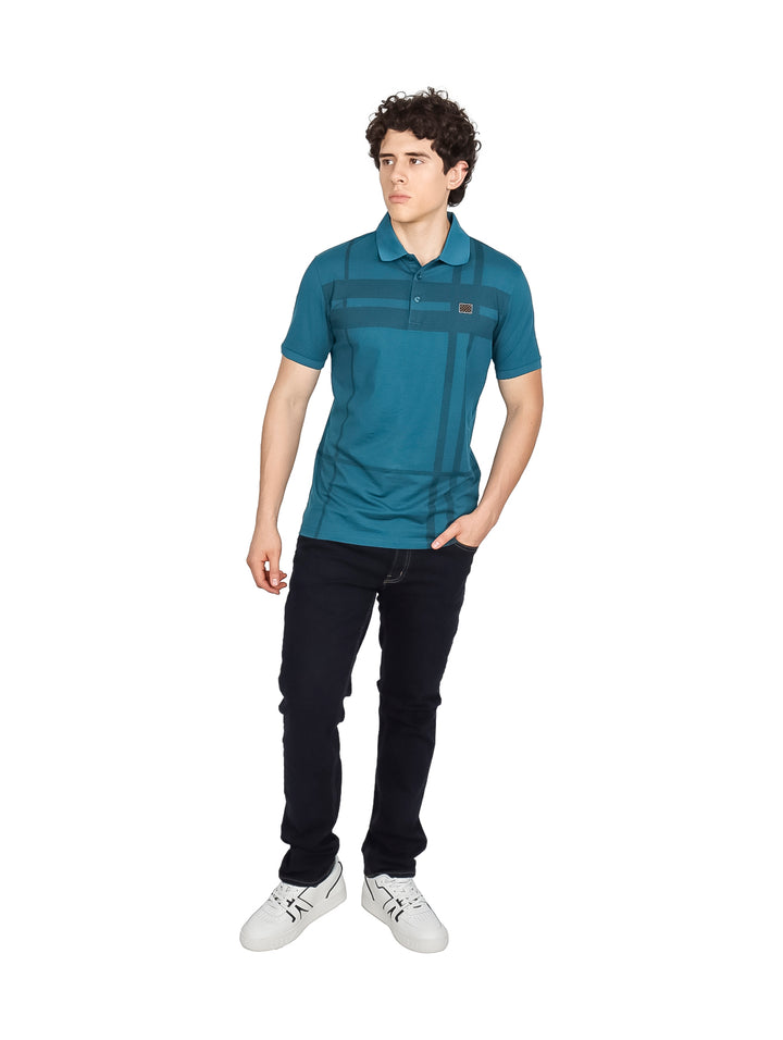 Hombre vistiendo playera polo color teal con detalles de rayas en tono oscuro.