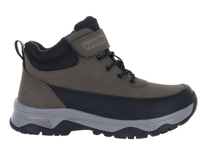 Zapato deportivo infantil VAVITO color verde militar con detalles en negro y suela gris.