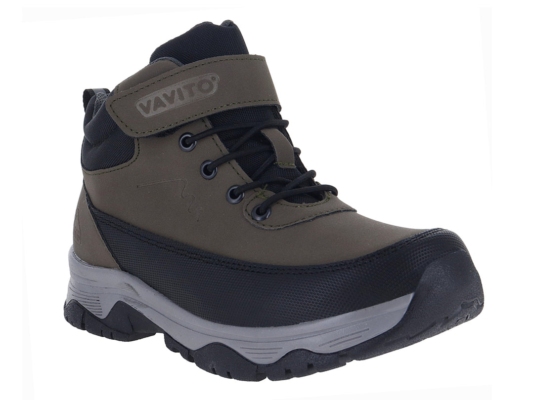 Zapato deportivo infantil VAVITO color verde militar con detalles en negro y suela gris.