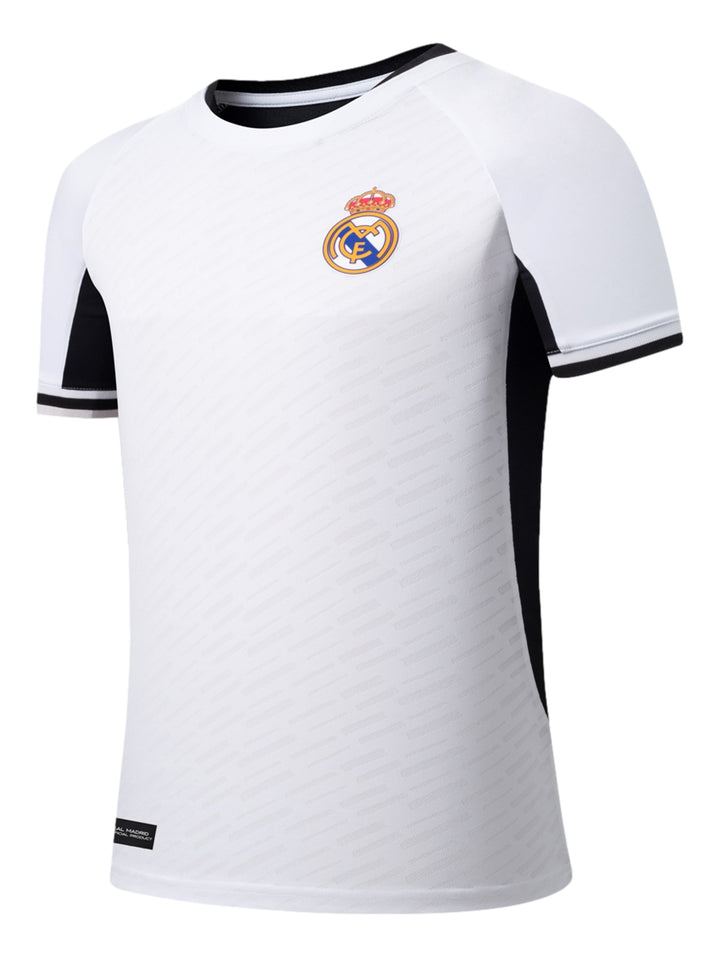 Playera deportiva blanca del Real Madrid con detalles laterales en negro y escudo frontal.