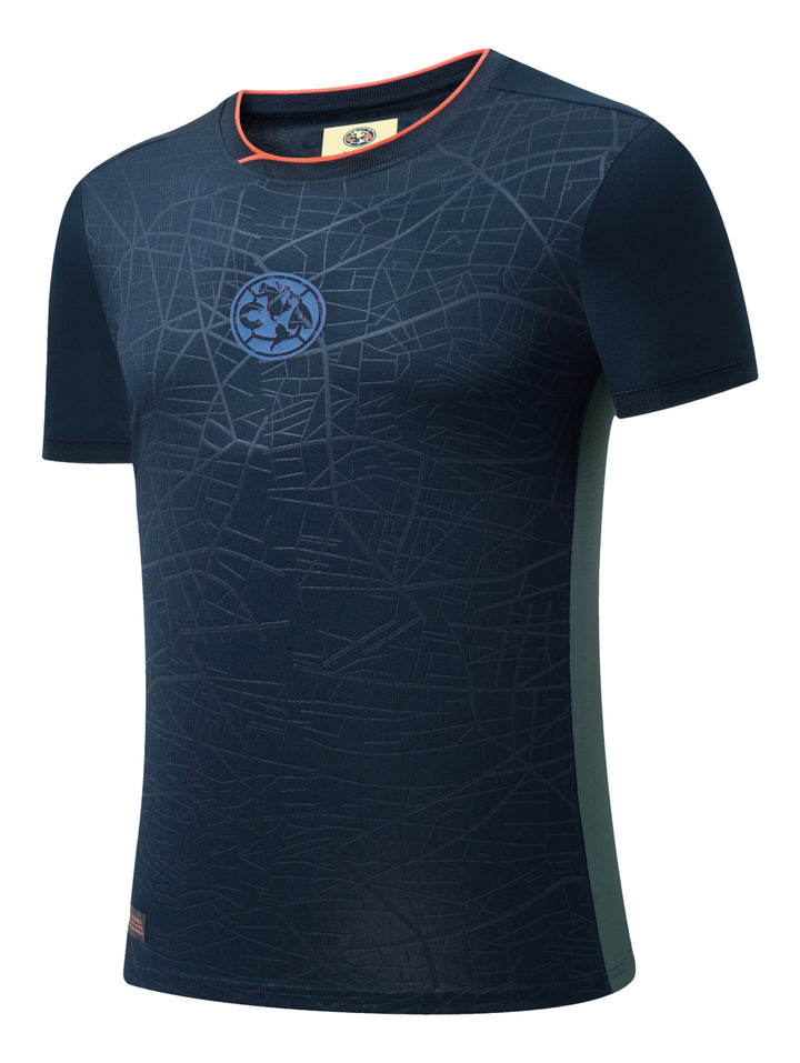 Jersey deportivo azul marino del Club América con detalles naranjas en el cuello.