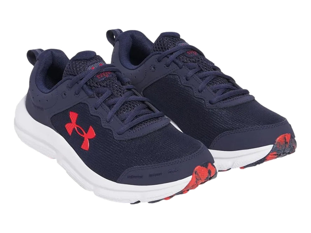 Tenis deportivos Under Armour color azul marino con suela blanca y logotipo rojo.