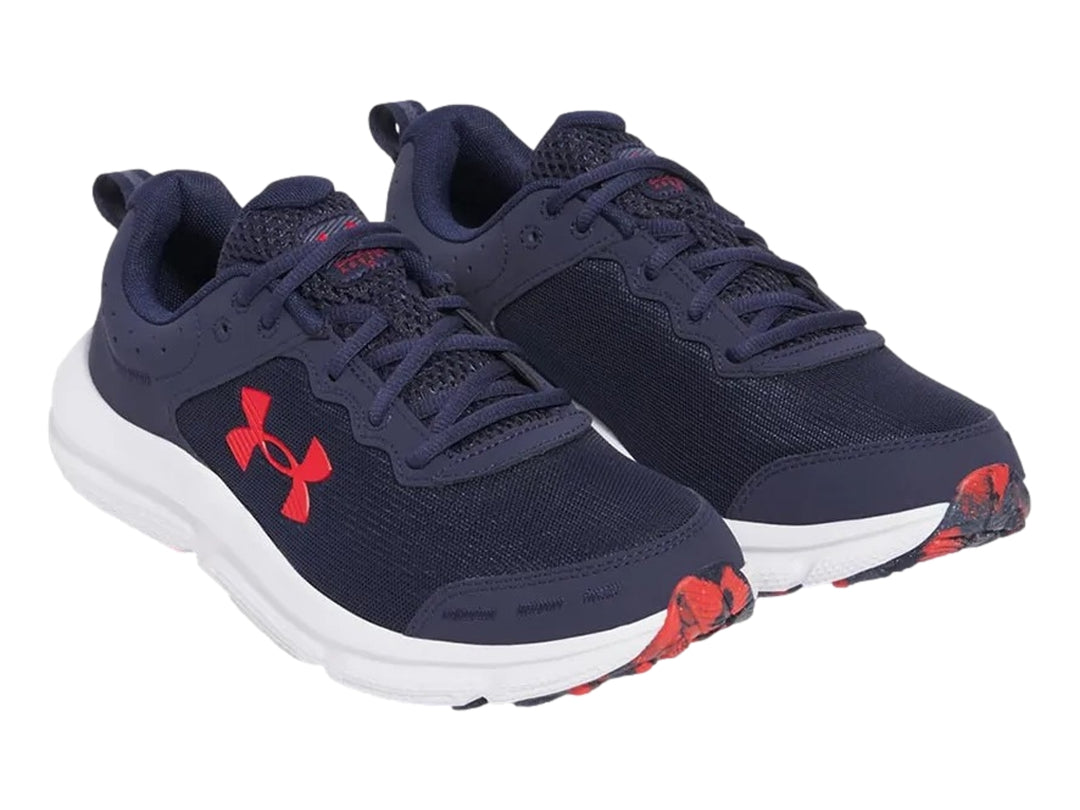 Tenis deportivos Under Armour color azul marino con suela blanca y logotipo rojo.