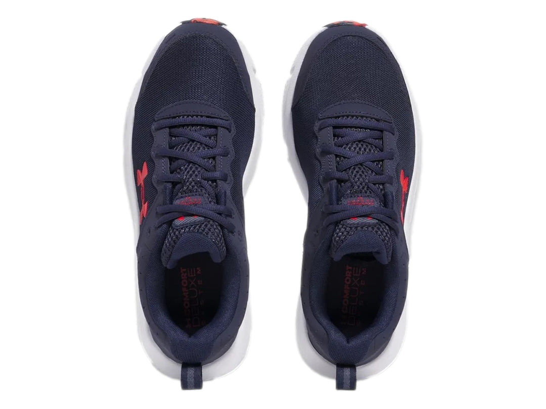 Tenis deportivos Under Armour color azul marino con suela blanca y logotipo rojo.