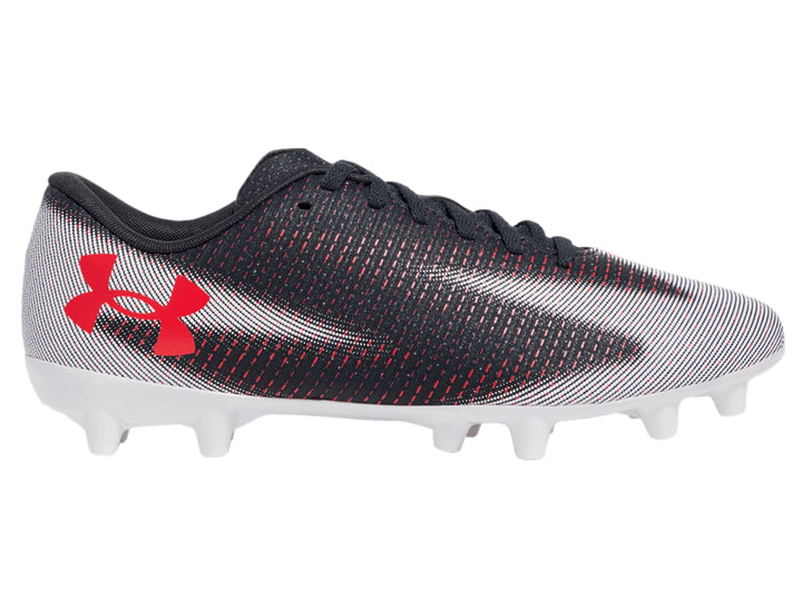 Zapato de fútbol Under Armour color gris con patrón de rayas rojas y suela blanca.