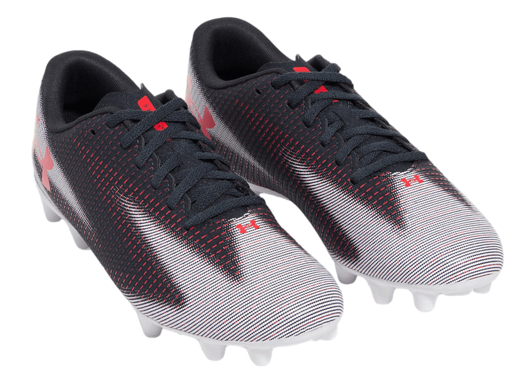 Zapato de fútbol Under Armour color gris con patrón de rayas rojas y suela blanca.