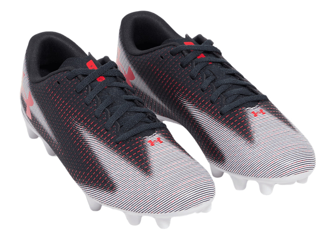 Zapato de fútbol Under Armour color gris con patrón de rayas rojas y suela blanca.