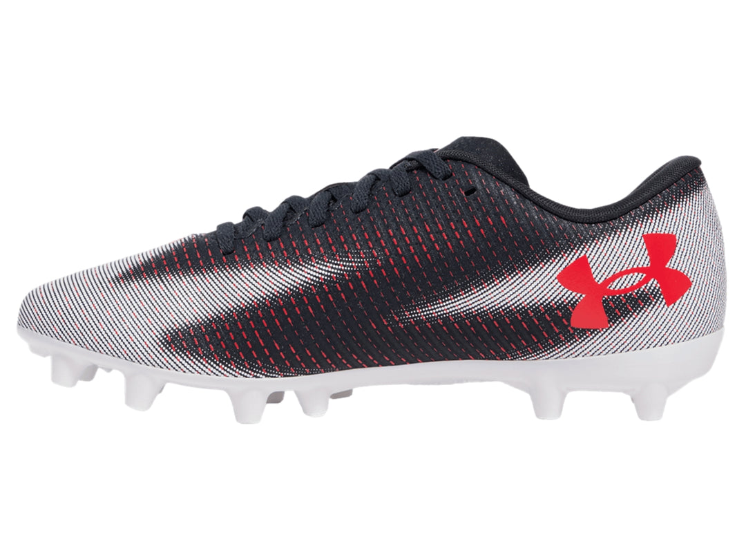 Zapato de fútbol Under Armour color gris con patrón de rayas rojas y suela blanca.