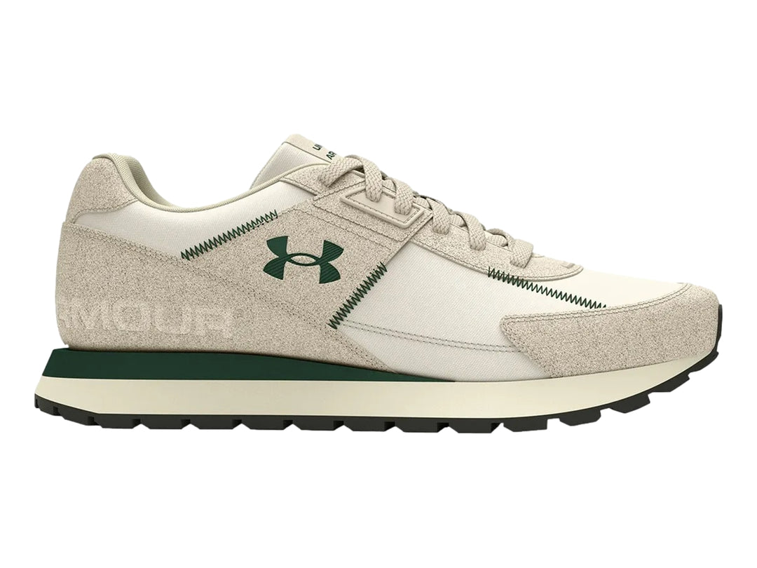 Tenis Under Armour Essential Runner en colores blanco y beige con detalles en verde y suela negra.