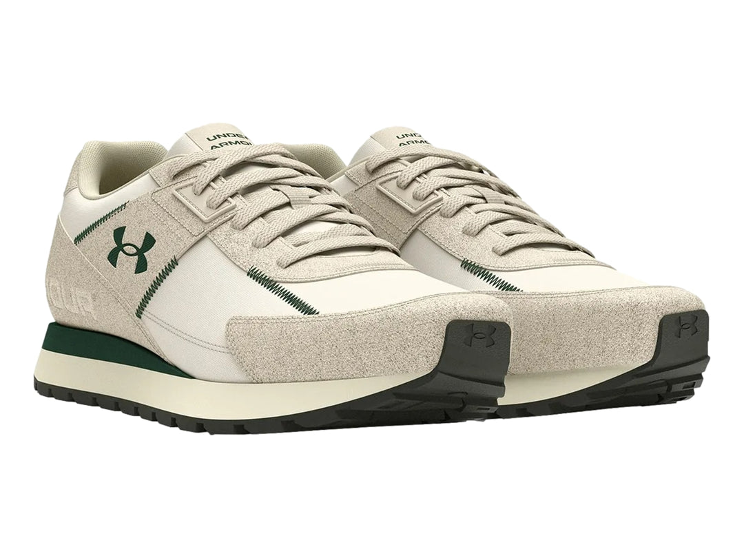 Tenis Under Armour Essential Runner en colores blanco y beige con detalles en verde y suela negra.