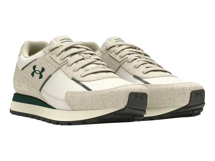 Tenis Under Armour Essential Runner en colores blanco y beige con detalles en verde y suela negra.