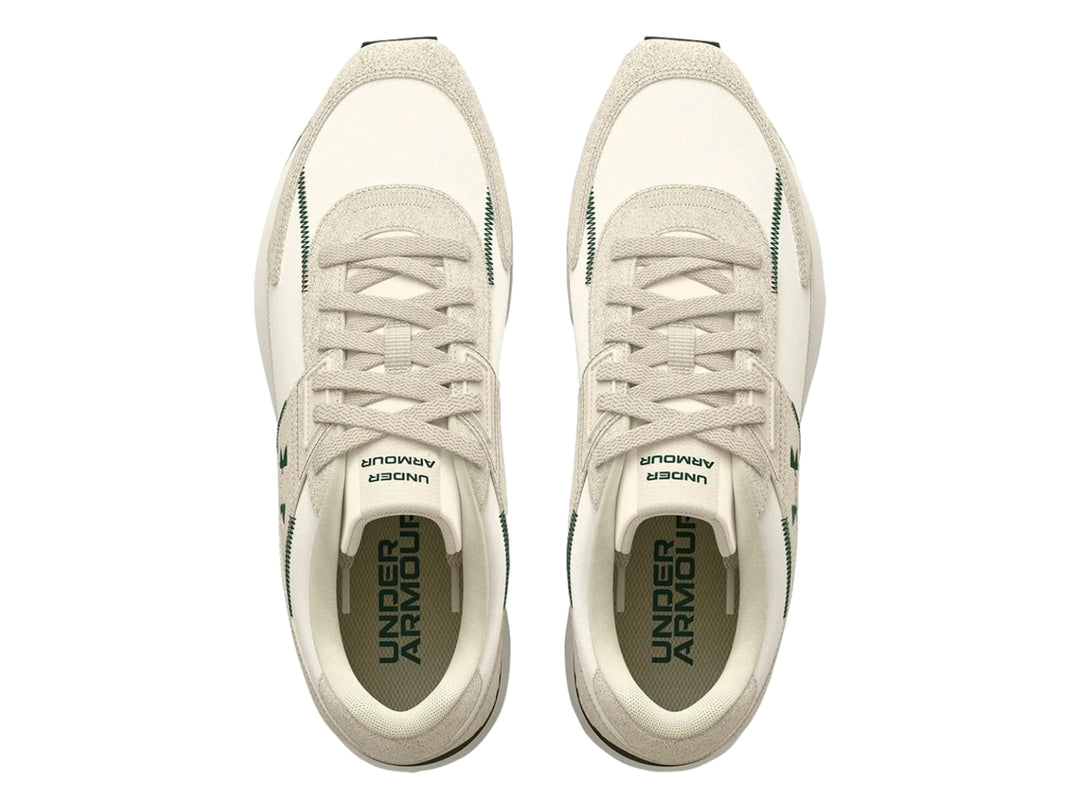 Tenis Under Armour Essential Runner en colores blanco y beige con detalles en verde y suela negra.