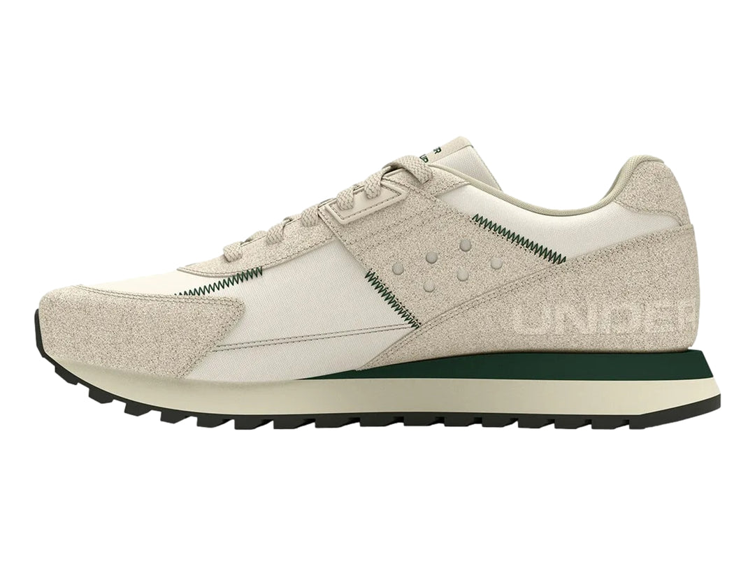 Tenis Under Armour Essential Runner en colores blanco y beige con detalles en verde y suela negra.